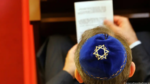 القلنسوة اليهودية حاخام يهودي يتعرض لموقف محرج بالسعودية